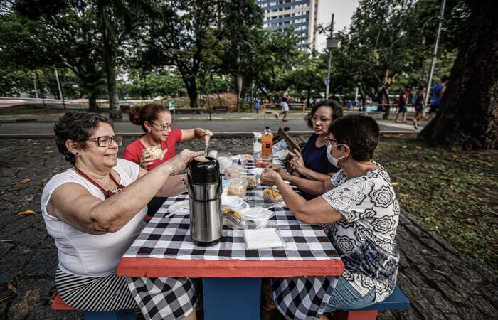 Marta Rodrigues, de 61 anos, comemorando com as amigas ao ar livre  (Foto: Paulo Paiva (@paulopaivafoto)/DP Foto)