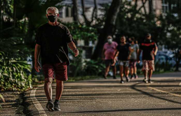 Alcindo Azevedo, de 66 anos, praticando exercício físico na Praça da Jaqueira, Zona Norte do Recife (Foto: Paulo Paiva (@paulopaivafoto)/DP Foto) Alcindo Azevedo, de 66 anos, praticando exercício físico na Praça da Jaqueira, Zona Norte do Recife (Foto: Paulo Paiva (@paulopaivafoto)/DP Foto)
