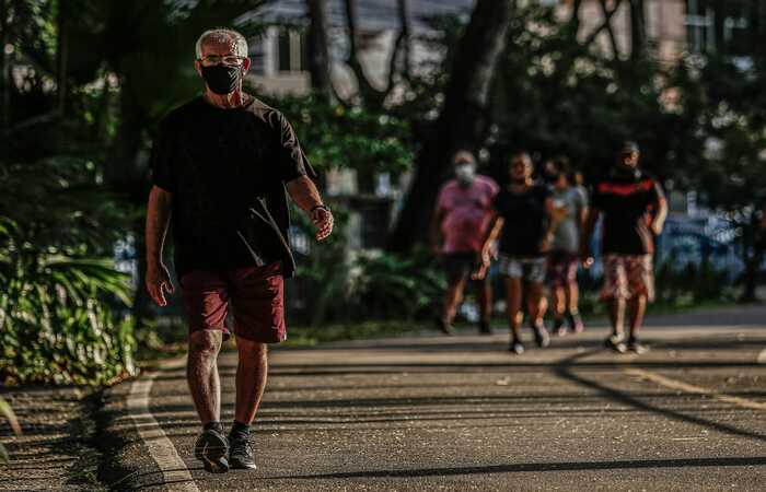 Alcindo Azevedo, de 66 anos, praticando exerccio fsico na Praa da Jaqueira, Zona Norte do Recife  (Foto: Paulo Paiva (@paulopaivafoto)/DP Foto)