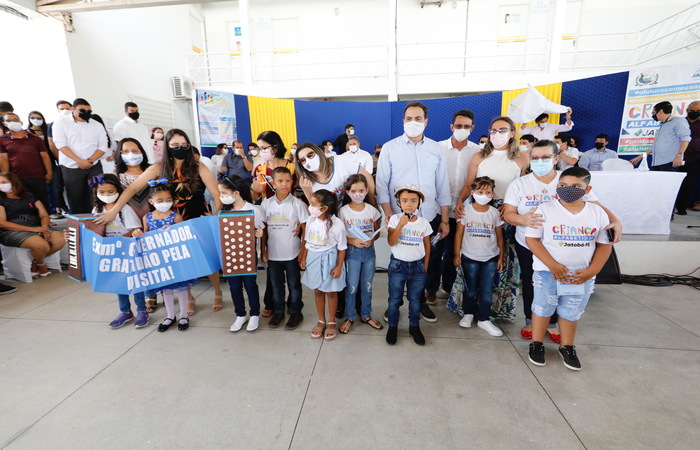  (Paulo Cmara foi aos municpios de Petrolndia e Jatob, no Serto de Itaparica, para anunciar novas aes. Foto: Governo do Estado de Pernambuco)