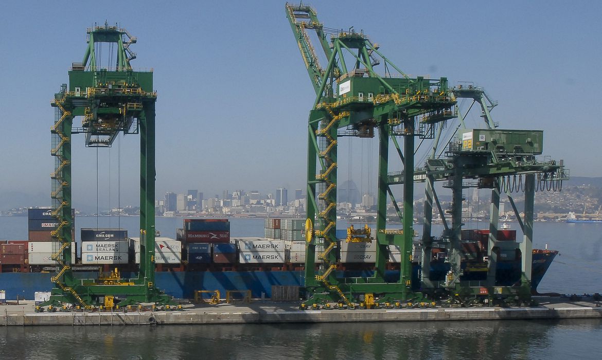 (País exportou US$ 4,32 bilhões a mais do que importou. Foto: Arquivo/Tânia Rêgo/Agência Brasil
) (País exportou US$ 4,32 bilhões a mais do que importou. Foto: Arquivo/Tânia Rêgo/Agência Brasil
)