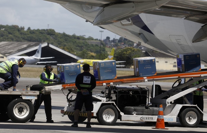 Os imunizantes serão utilizados para aplicação de doses de reforço e finalização de esquemas vacinais (Foto: Hélia Scheppa/Arquivo/SEI) Os imunizantes serão utilizados para aplicação de doses de reforço e finalização de esquemas vacinais (Foto: Hélia Scheppa/Arquivo/SEI)