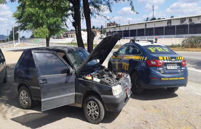  (Homens abandonaram veículo e tentaram fugir a pé, mas foram alcançados. Foto: Polícia Rodoviária Federal)