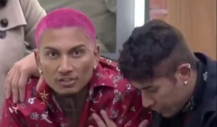  (Dynho Alves  contido por Tiago, depois de partir para cima de Rico Melquiades em A Fazenda. Foto: Reproduo/PlayPlus)