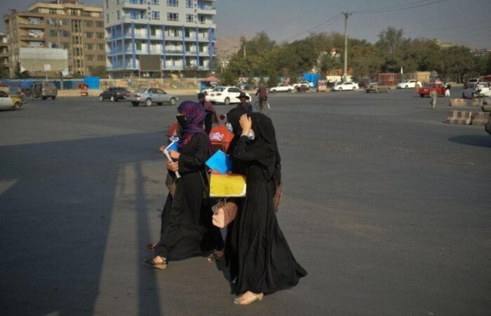 Desde seu retorno ao poder, o Talibã não atacou fisicamente mulheres que estudam ou trabalham em Kandahar, mas o medo continua na memória (Foto: Hoshang Hashimi/AFP) Desde seu retorno ao poder, o Talibã não atacou fisicamente mulheres que estudam ou trabalham em Kandahar, mas o medo continua na memória (Foto: Hoshang Hashimi/AFP)