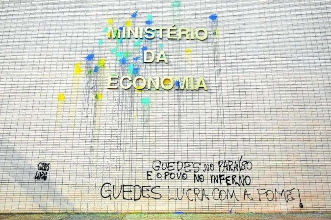 (Dólar acima dos R$ 5, inflação de dois dígitos nos últimos 12 meses e desemprego alto minam o prestígio do ministro da Economia, que terá que ir ao Congresso para explicar as offshores mantidas em paraíso fiscal. Foto: Sergio Lima/AFP) (Dólar acima dos R$ 5, inflação de dois dígitos nos últimos 12 meses e desemprego alto minam o prestígio do ministro da Economia, que terá que ir ao Congresso para explicar as offshores mantidas em paraíso fiscal. Foto: Sergio Lima/AFP)
