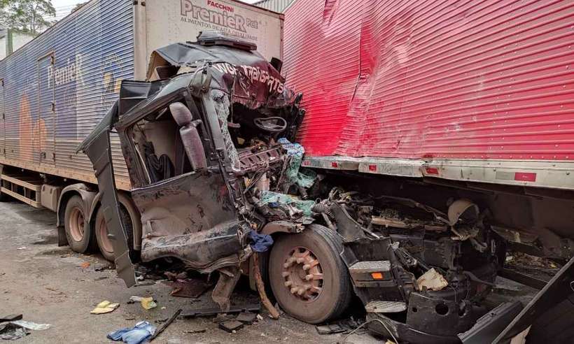 (Segundo os bombeiros, chovia no momento do acidente e uma carreta bateu na traseira da outra. Foto: CBMMG/Divulgação) (Segundo os bombeiros, chovia no momento do acidente e uma carreta bateu na traseira da outra. Foto: CBMMG/Divulgação)