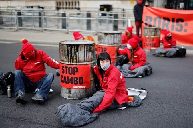 (A polícia de Londres deteve um protesto do Greenpeace em frente à sede do governo britânico, sete ativistas que bloquearam o trânsito. Foto: Tolga Akmen / AFP) (A polícia de Londres deteve um protesto do Greenpeace em frente à sede do governo britânico, sete ativistas que bloquearam o trânsito. Foto: Tolga Akmen / AFP)