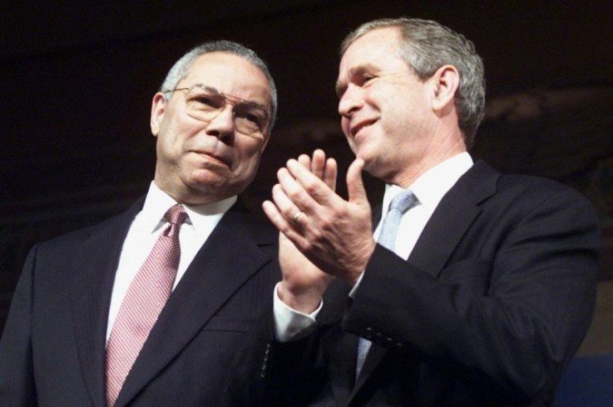  (Foto: O ex-presidente dos Estados Unidos George W. Bush, que teve Colin Powell como secretrio de Estado, prestou homenagem ao diplomata e heri de guerra, que chamou de de "grande homem", que serviu a vrios governos.


"Foi um grande servidor pblico desde que comeou como soldado no Vietn", afirmou Bush em um comunicado, no qual destaca que Powell foi "muito respeitado no pas e no exterior".

Powell morreu nesta segunda-feira aos 84 anos, vtima de complicaes da covid-19

O atual secretrio de Defesa americano, Llyod Austin, tambm, homenageou "um dos maiores lderes que j vimos", ao falar sobre Colin Powell, primeiro afro-americano a ocupar o posto de secretrio de Estado do pas.

"O mundo perdeu um de seus maiores homens. Perdi um grande amigo e um mentor", afirmou Austin durante uma viagem a Tbilisi, capital da Gergia.)