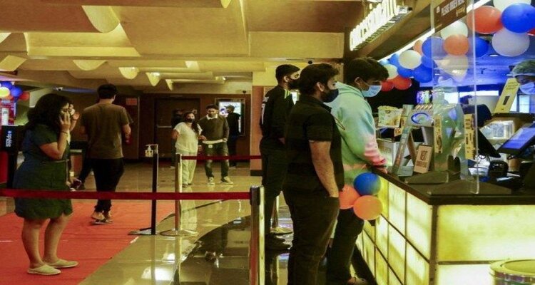 O cinema tem um lugar especial na cultura indiana, com estrelas que atingem um status quase divino e fs que assistem o mesmo filme diversas vezes
 (Foto: SUJIT JAISWAL / AFP)