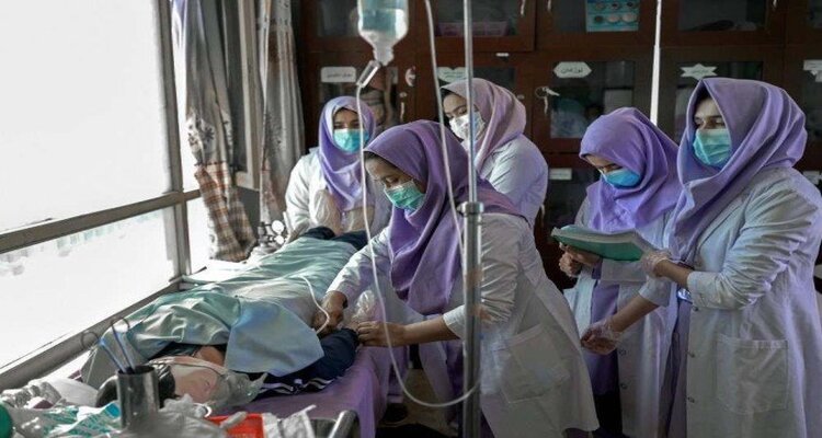 A Escola Comunitária de Educação em Obstetrícia em Maidan Shar já formou 181 profissionais no acompanhamento da gravidez e do parto
(Foto: BULENT KILIC / AFP) A Escola Comunitária de Educação em Obstetrícia em Maidan Shar já formou 181 profissionais no acompanhamento da gravidez e do parto
(Foto: BULENT KILIC / AFP)