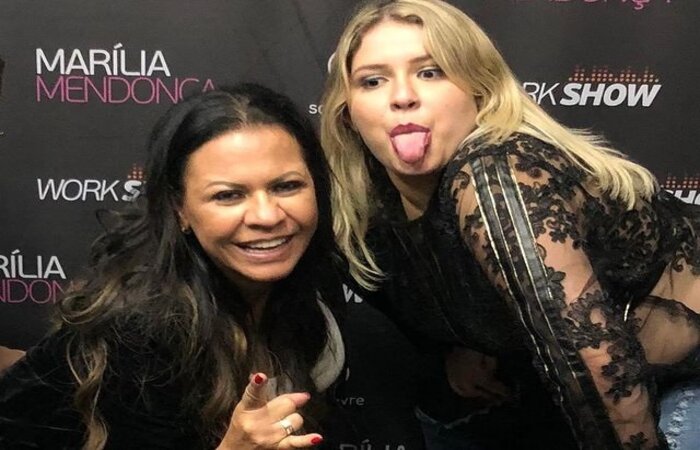 A cantora fez uma postagem no Instagram com fotos ao lado da me; veja (Reproduo/Instagram)