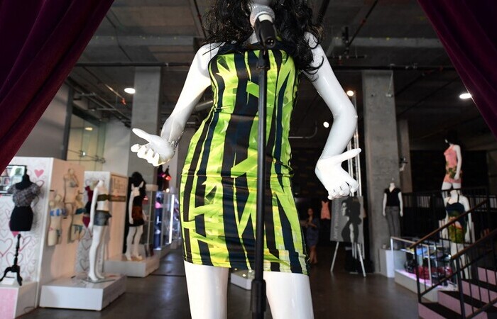 O vestido foi uma das peças do grande leilão de roupas e objetos pessoais da cantora que aconteceu neste fim de semana na Califórnia (Foto: Frederic J. Brown/AFP) O vestido foi uma das peças do grande leilão de roupas e objetos pessoais da cantora que aconteceu neste fim de semana na Califórnia (Foto: Frederic J. Brown/AFP)