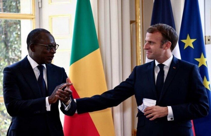 Em meio a aplausos, os ministros da Cultura da França, Roselyne Bachelot, e do Benin, Jean-Michel Abimbola, assinaram no Palácio do Eliseu, a sede da Presidência francesa, a escritura de transferência de propriedade desses bens que retornarão à ex-colônia na quarta-feira, após 130 anos de ausência
(Foto: SARAH MEYSSONNIER / POOL / AFP) Em meio a aplausos, os ministros da Cultura da França, Roselyne Bachelot, e do Benin, Jean-Michel Abimbola, assinaram no Palácio do Eliseu, a sede da Presidência francesa, a escritura de transferência de propriedade desses bens que retornarão à ex-colônia na quarta-feira, após 130 anos de ausência
(Foto: SARAH MEYSSONNIER / POOL / AFP)