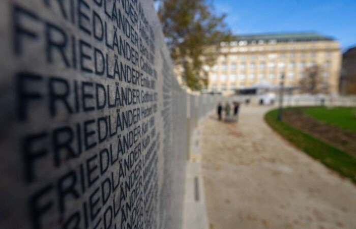 O "Muro dos Nomes" se estende em um parque por uma área de 2.500 metros quadrados
(Foto: GEORG HOCHMUTH / APA / AFP) O "Muro dos Nomes" se estende em um parque por uma área de 2.500 metros quadrados
(Foto: GEORG HOCHMUTH / APA / AFP)