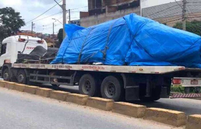 O caminhão levando os destroços do avião em que estava a cantora saiu de Caratinga nesta terça-feira, por volta das 13h
(Foto: Reprodução/Redes Sociais ) O caminhão levando os destroços do avião em que estava a cantora saiu de Caratinga nesta terça-feira, por volta das 13h
(Foto: Reprodução/Redes Sociais )