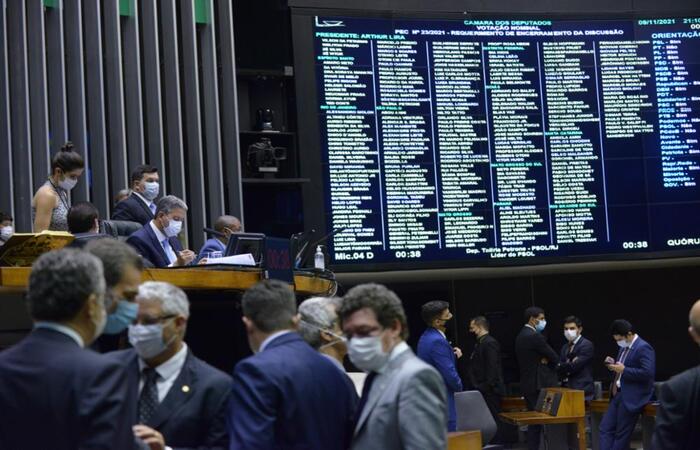 Aprovação foi por 323 votos a 172; no momento, os deputados analisam os destaques, que pedem alterações na proposta.
(Zeca Ribeiro/Câmara dos Deputados) Aprovação foi por 323 votos a 172; no momento, os deputados analisam os destaques, que pedem alterações na proposta.
(Zeca Ribeiro/Câmara dos Deputados)