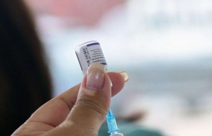 Vários países, incluindo França e Alemanha, desaconselham a injeção desta vacina em pessoas com menos de 30 anos de idade devido a um baixo risco de inflamação cardíaca
(Foto: Angela Weiss/AFP) Vários países, incluindo França e Alemanha, desaconselham a injeção desta vacina em pessoas com menos de 30 anos de idade devido a um baixo risco de inflamação cardíaca
(Foto: Angela Weiss/AFP)