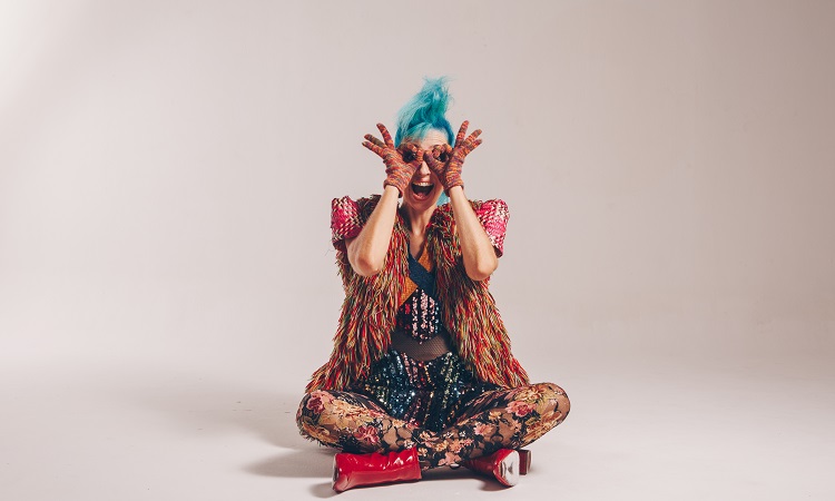 Com mistura de experimentações eletrônicas e ritmos pernambucanos, single e clipe serão lançados em 11 de novembro
(Divulgação) Com mistura de experimentações eletrônicas e ritmos pernambucanos, single e clipe serão lançados em 11 de novembro
(Divulgação)