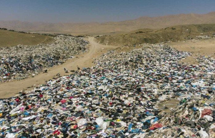 Colinas coloridas que crescem com as cerca de 59 mil toneladas que entram por ano na zona franca do porto de Iquique, a 1.800 quilômetros de Santiago
(Foto: AFP) Colinas coloridas que crescem com as cerca de 59 mil toneladas que entram por ano na zona franca do porto de Iquique, a 1.800 quilômetros de Santiago
(Foto: AFP)