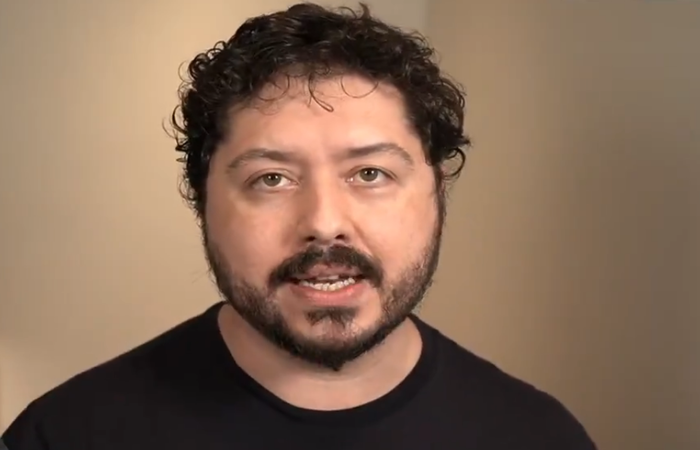 Nas redes sociais, o pesquisador Atila Iamarino denunciou mudanças no nome e na nacionalidade dele. Pouco depois, uma onda de reclamações movimentava a internet (Reprodução/Twitter) Nas redes sociais, o pesquisador Atila Iamarino denunciou mudanças no nome e na nacionalidade dele. Pouco depois, uma onda de reclamações movimentava a internet (Reprodução/Twitter)