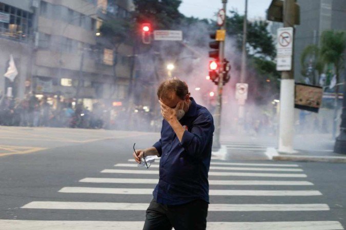 A manifestação, contrária à Reforma da Previdência Municipal, acabou em confusão depois que alguns dos presentes tentaram invadir a Câmara de Vereadores. Eles foram dispersados com bombas de gás lacrimogêneo e tiros de bala de borracha (Celso Giannazi/Twitter/Reprodução) A manifestação, contrária à Reforma da Previdência Municipal, acabou em confusão depois que alguns dos presentes tentaram invadir a Câmara de Vereadores. Eles foram dispersados com bombas de gás lacrimogêneo e tiros de bala de borracha (Celso Giannazi/Twitter/Reprodução)