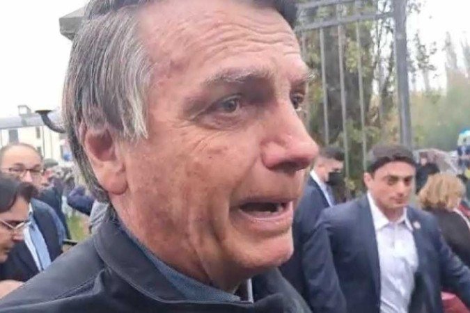(A apoiadores, presidente tentou se eximir de culpa sobre nova alta da inflação no país e disse que economia brasileira é a que "menos está sofrendo no mundo". Foto: Reprodução/Facebook) (A apoiadores, presidente tentou se eximir de culpa sobre nova alta da inflação no país e disse que economia brasileira é a que "menos está sofrendo no mundo". Foto: Reprodução/Facebook)