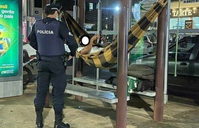 No momento da abordagem, de acordo com a polícia, o homem ficou nervoso, não respondeu aos questionamentos dos PMs nem quis se identificar corretamente, além de não ter informado acerca de antecedentes criminais (Foto: PMDF/Divulgação) No momento da abordagem, de acordo com a polícia, o homem ficou nervoso, não respondeu aos questionamentos dos PMs nem quis se identificar corretamente, além de não ter informado acerca de antecedentes criminais (Foto: PMDF/Divulgação)