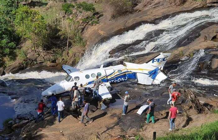 Cachoeira em que avião de Marília Mendonça caiu fica em área particular e de preservação (Foto: Corpo de Bombeiro/Divulgação) Cachoeira em que avião de Marília Mendonça caiu fica em área particular e de preservação (Foto: Corpo de Bombeiro/Divulgação)