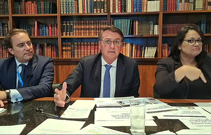 Durante live, Bolsonaro disse que prorrogação será de dois anos
(Foto: Reprodução Twitter/Jair Bolsonaro) Durante live, Bolsonaro disse que prorrogação será de dois anos
(Foto: Reprodução Twitter/Jair Bolsonaro)