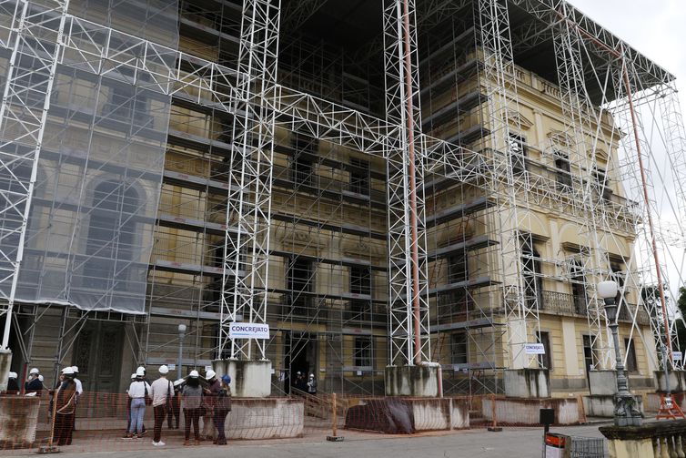 (Início das obras no telhado e fachada do Museu Nacional. Foto: Fernando Frazão/Agência Brasil) (Início das obras no telhado e fachada do Museu Nacional. Foto: Fernando Frazão/Agência Brasil)
