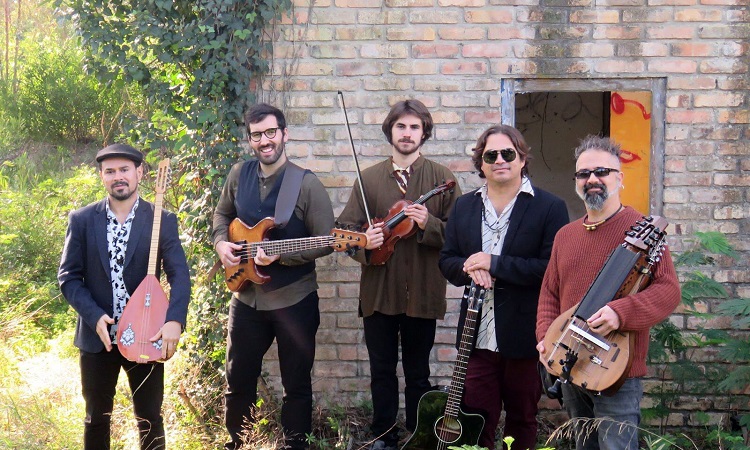 O projeto aposta na fuso da World Music com a msica regional brasileira (Tatiana Moreira/Divulgao)