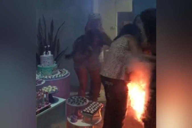 A peça de roupa de Ana Cláudia Gomes ficou em chamas logo após a descoberta do sexo de seu primeiro bebê (Foto: Reprodução) A peça de roupa de Ana Cláudia Gomes ficou em chamas logo após a descoberta do sexo de seu primeiro bebê (Foto: Reprodução)