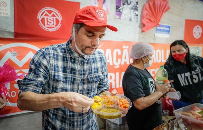 A marmita, na verdade, era acarajé, prato típico de baixo custo, doado para todos do local
(Foto: Twitter/Reprodução) A marmita, na verdade, era acarajé, prato típico de baixo custo, doado para todos do local
(Foto: Twitter/Reprodução)