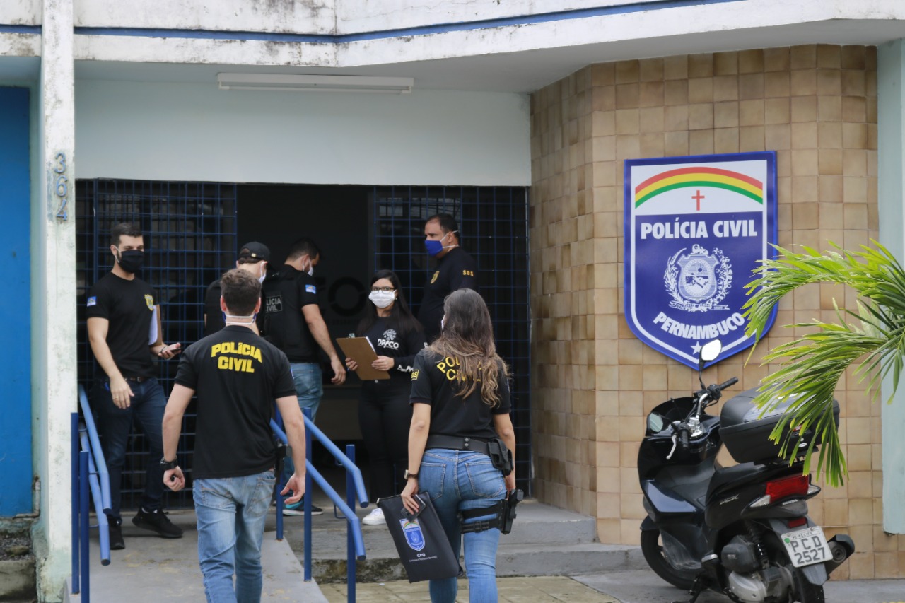 O trabalho das forças de segurança, nos dez primeiros meses de 2021, colaborou para que houvesse 395 menos mortes, -1.670 roubos e a prisão de 2.022 homicidas. Tanto na análise do mês como no acumulado do ano, Pernambuco tem os mais baixos números de crimes contra a vida desde 2013.
(SDS/Divulgação) O trabalho das forças de segurança, nos dez primeiros meses de 2021, colaborou para que houvesse 395 menos mortes, -1.670 roubos e a prisão de 2.022 homicidas. Tanto na análise do mês como no acumulado do ano, Pernambuco tem os mais baixos números de crimes contra a vida desde 2013.
(SDS/Divulgação)