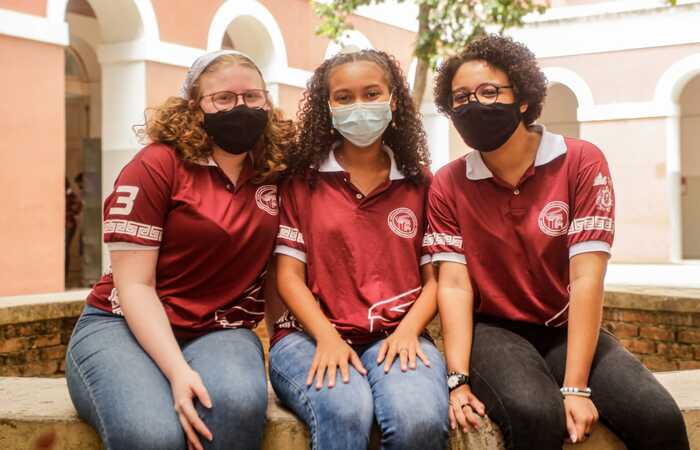(As estudantes Maria Heloísa, 17, Geovana Nascimento, 16 e Mirelly Baracho, 17, se preparam para o último ano letivo no Ginásio Pernambucano. Foto: Rafael Vieira/Esp.DP) (As estudantes Maria Heloísa, 17, Geovana Nascimento, 16 e Mirelly Baracho, 17, se preparam para o último ano letivo no Ginásio Pernambucano. Foto: Rafael Vieira/Esp.DP)