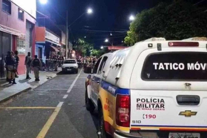 (PM isolou o local do crime, mas houve aglomeração de pessoas durante os trabalhos da perícia técnica. Foto: Reprodução/WhatsApp) (PM isolou o local do crime, mas houve aglomeração de pessoas durante os trabalhos da perícia técnica. Foto: Reprodução/WhatsApp)