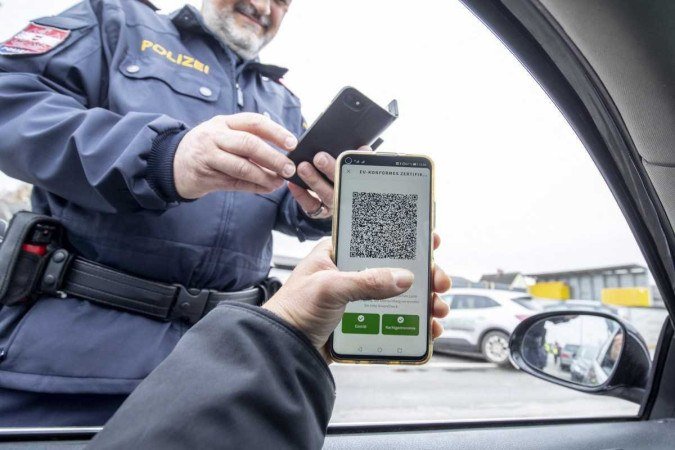 (Policial confere passaporte sanitário de motorista em Graz. Foto: AFP) (Policial confere passaporte sanitário de motorista em Graz. Foto: AFP)