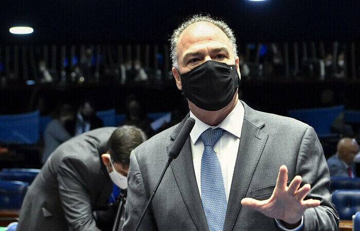 Fernando Bezerra (MDB-PE), que relata a PEC dos Precatórios, afirma que concorda com a proposta apresentada por grupo de senadores; texto original prevê que o benefício de R$ 400 seja pago até dezembro de 2022 (Foto: Waldemir Barreto/Agência Senado
) Fernando Bezerra (MDB-PE), que relata a PEC dos Precatórios, afirma que concorda com a proposta apresentada por grupo de senadores; texto original prevê que o benefício de R$ 400 seja pago até dezembro de 2022 (Foto: Waldemir Barreto/Agência Senado
)