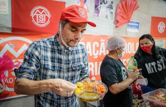 "O camarão seco é uma comida popular e base de muitas receitas da culinária de terreiro", explicou a chef Bel Coelho (Foto: Guilherme Boulos/Facebook/Reprodução) "O camarão seco é uma comida popular e base de muitas receitas da culinária de terreiro", explicou a chef Bel Coelho (Foto: Guilherme Boulos/Facebook/Reprodução)