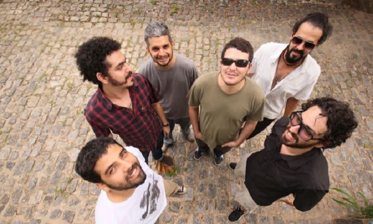 Malcia Champion, formada pelos artistas olindenses, Alexandre Ura (vocal), Marconi Ribeiro (guitarra), Andr Macuim (baixo), Andret Papito (teclado), Charles Silva (bateria) e Irand Ferreira (percusso) (Marlia Morais/Divulgao)