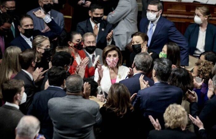 Nancy Pelosi, presidente da Câmara dos Representantes, comemora aprovação de pacote com os colegas democratas (Foto: Anna Moneymaker/AFP) Nancy Pelosi, presidente da Câmara dos Representantes, comemora aprovação de pacote com os colegas democratas (Foto: Anna Moneymaker/AFP)