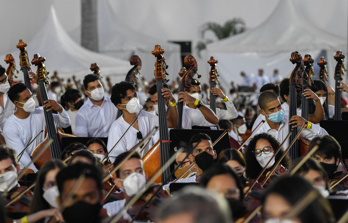 O país conseguiu reunir 12.000 músicos em um só espetáculo. Recorde anterior era da Rússia, com 8.000 músicos (Foto: Federico Parra/AFP) O país conseguiu reunir 12.000 músicos em um só espetáculo. Recorde anterior era da Rússia, com 8.000 músicos (Foto: Federico Parra/AFP)