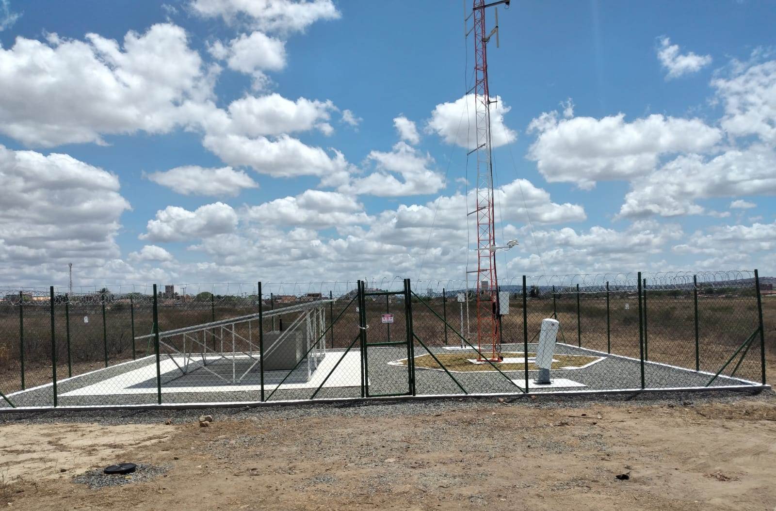 O equipamento disponibiliza para os pilotos e responsáveis pelo controle do tráfego aéreo na área do aeroporto, em tempo real e de forma automática, informações meteorológicas fundamentais para segurança das operações. (Comunicação Seinfra PE/Divulgação)
O equipamento disponibiliza para os pilotos e responsáveis pelo controle do tráfego aéreo na área do aeroporto, em tempo real e de forma automática, informações meteorológicas fundamentais para segurança das operações. (Comunicação Seinfra PE/Divulgação)
