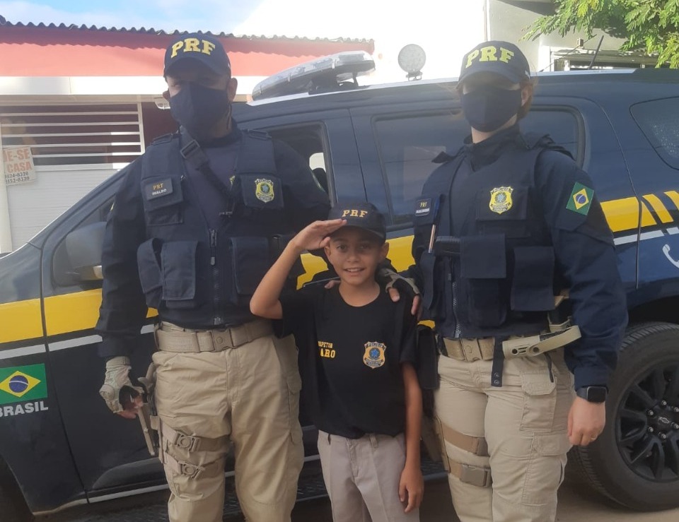 Aniversariante usou uniforme personalizado e conheceu de perto uma viatura policial. (PRF/Divulgao)