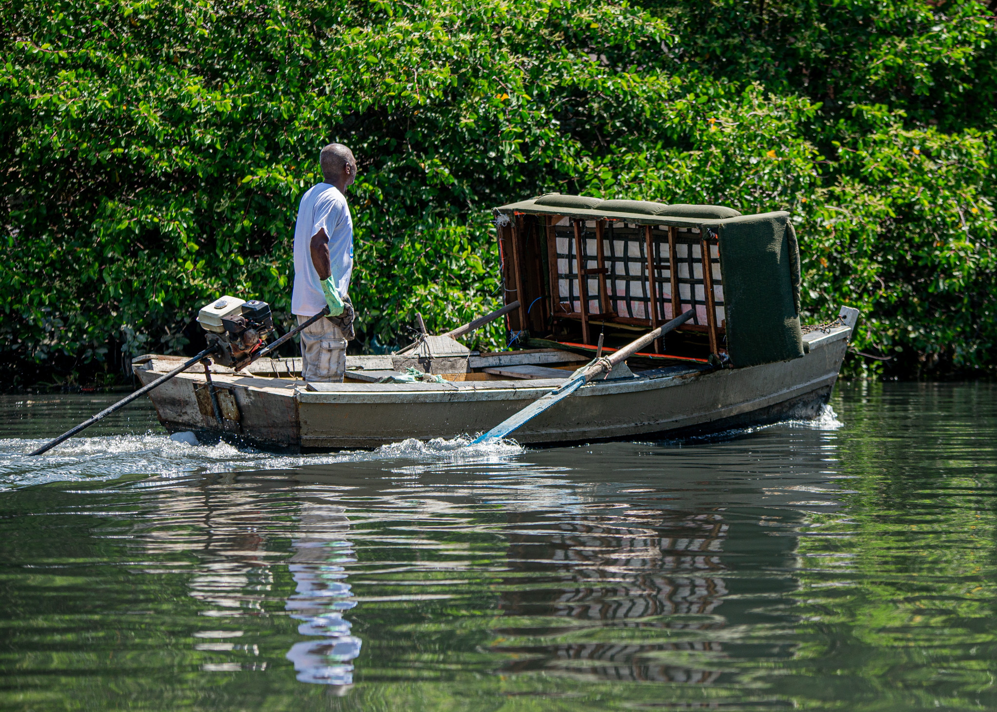 A ação solidária de limpeza aconteceu no formato de uma gincana, unindo os barqueiros e pescadores de Recife. (Fotos: Iggor Gomes
) A ação solidária de limpeza aconteceu no formato de uma gincana, unindo os barqueiros e pescadores de Recife. (Fotos: Iggor Gomes
)