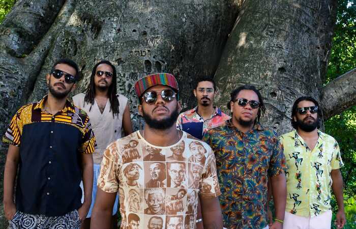 s 20h, grupo musical de razes afro-brasileiras se apresenta presencialmente no Centro do Recife (Foto: Divulgao
)