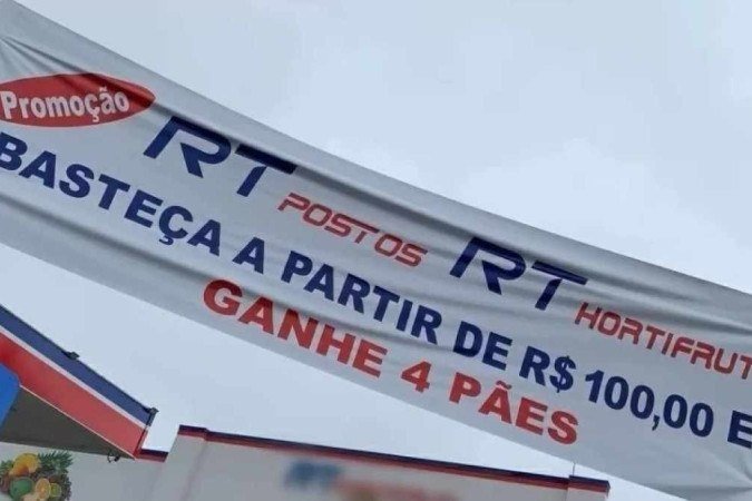 (Faixa em posto de gasolina faz promoção devido ao preço da gasolina. Foto: Reprodução/Record TV) (Faixa em posto de gasolina faz promoção devido ao preço da gasolina. Foto: Reprodução/Record TV)