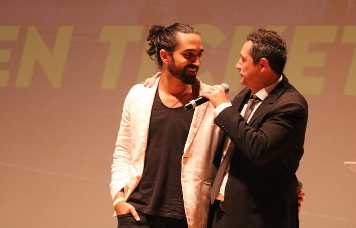 Gus Arruda Lins, diretor da websrie, recebe o prmio que levar o projeto para Festival Queer X, em Los Angeles (Foto: Rio WebFest/Divulgao)