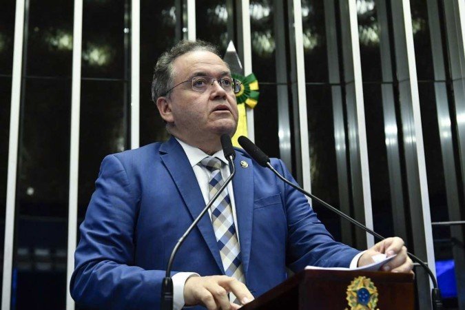 O relator, Roberto Rocha, propôs a alteração estabelecendo que a quantidade de pessoas beneficiadas dependerá do Orçamento (FOTO: Waldemir Barreto/Agência Senado) O relator, Roberto Rocha, propôs a alteração estabelecendo que a quantidade de pessoas beneficiadas dependerá do Orçamento (FOTO: Waldemir Barreto/Agência Senado)